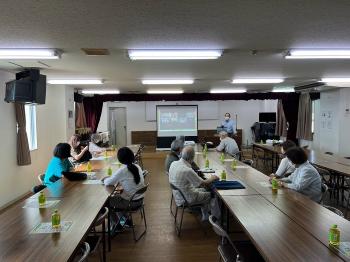 写真：各自治会館に設営した配信会場の様子（1）