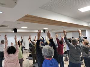 写真：準備運動の様子