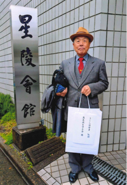 写真：顕微鏡で観察