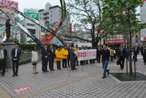 4月27日に蒲田駅前で行った募金活動の様子