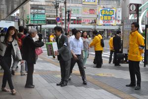 4月27日に蒲田駅前で行った募金活動の様子