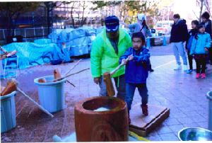 写真：子供たちと一緒にお餅つき