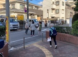 地図を見ながら、糀谷地域の各拠点を回っていきます