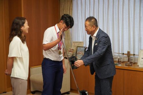 8月27日全日本スノーボード選手権優勝大塚颯斗（はやと）選手　表敬訪問