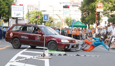 スタントマンが再現！ 見て学ぶ！ 自転車ルール違反の危険