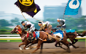 甲冑（かっちゅう）武者による戦国競馬！！　甲冑競馬「相馬野馬追（そうまのまおい）」