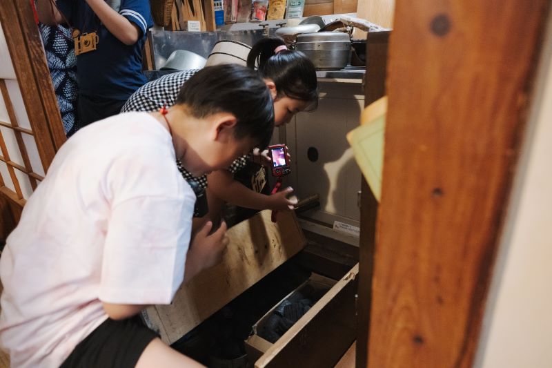 画像：興味津々に写真撮影するこどもたち