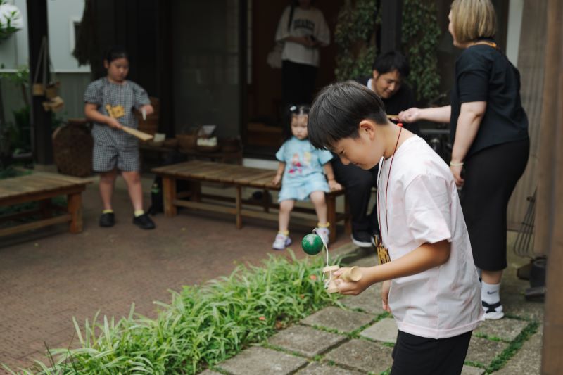 画像：けん玉をする男の子