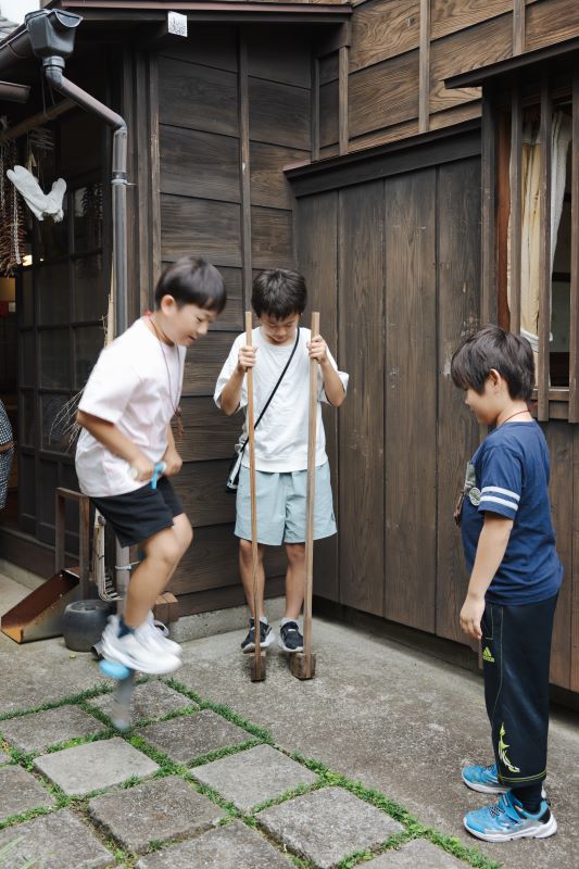 画像：竹馬とホッピングをするこどもたち