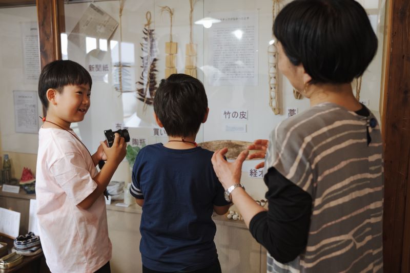 画像：説明を聞く男の子2人