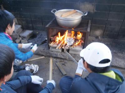 入新井青少対の活動の様子(飯ごう炊さん)