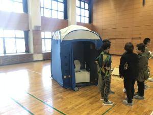 写真：下水道直結式トイレ設営訓練