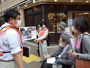 令和3年6月に実施した蒲田駅南口駅前広場でのUD合同点検の様子