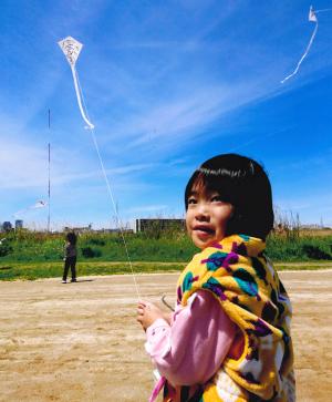 写真：高橋　直子さん作「はじめてのたこあげ」（多摩川緑地区民広場）