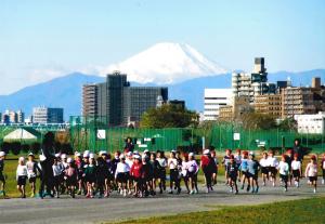 写真：今井　正夫さん作「富士山と子供達」（本羽田3丁目土手）