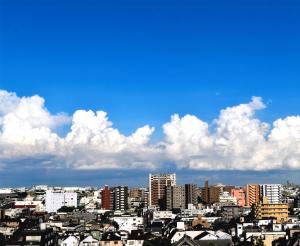 写真：吉野　英一郎さん作「羽田の夏空」（大森中）