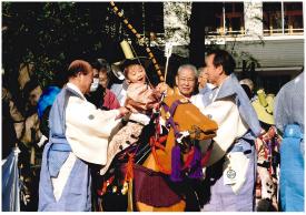 写真：酒井　晶子さん作「嬉しいなー　僕が決めるよ！」（六郷神社）