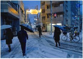 写真：中村　和義さん作「帰路に急ぐ」（長原駅前）