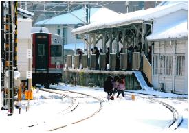 写真：樋口　幸人さん作「雪晴れ」（矢口渡駅）