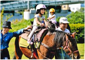 写真：森　博子さん作「小さなジョッキーさん」（多摩川）