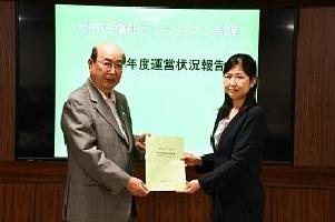 報告書を手渡される松原区長