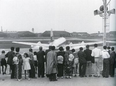 写真：見学者でにぎわう羽田空港1